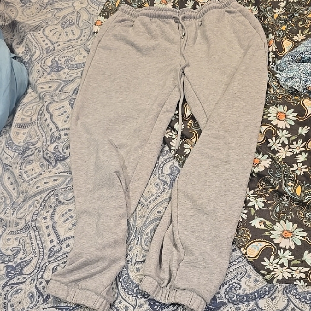 ❤️10/$40 Like New Trendy Queen Sweatpants